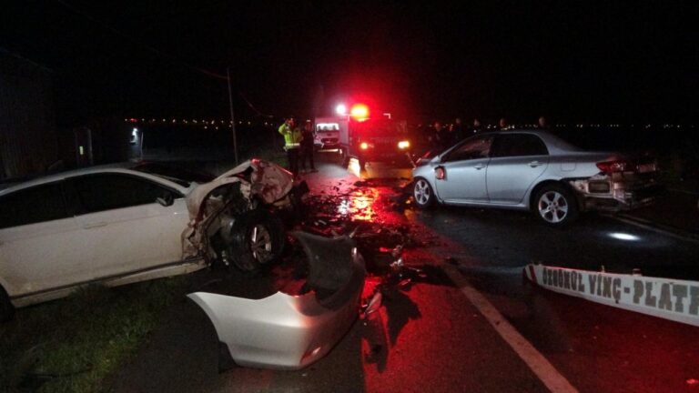 Çanakkale’de iki araba çarpıştı: 3 ölü, 1 yaralı