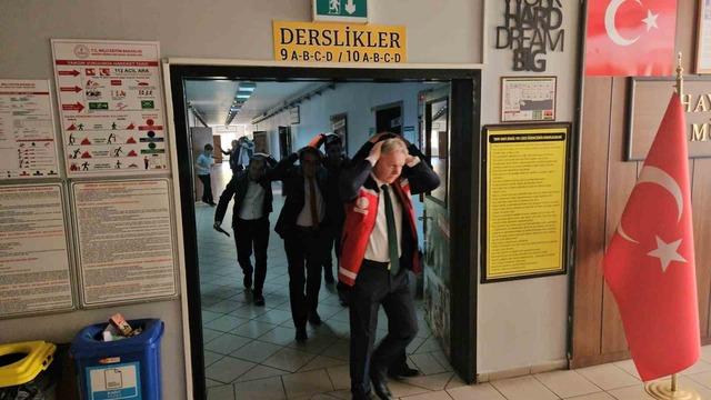 Bingöl'de 54 okulda eş zamanlı deprem tatbikatı 3