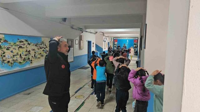 Bingöl'de 54 okulda eş zamanlı deprem tatbikatı 4