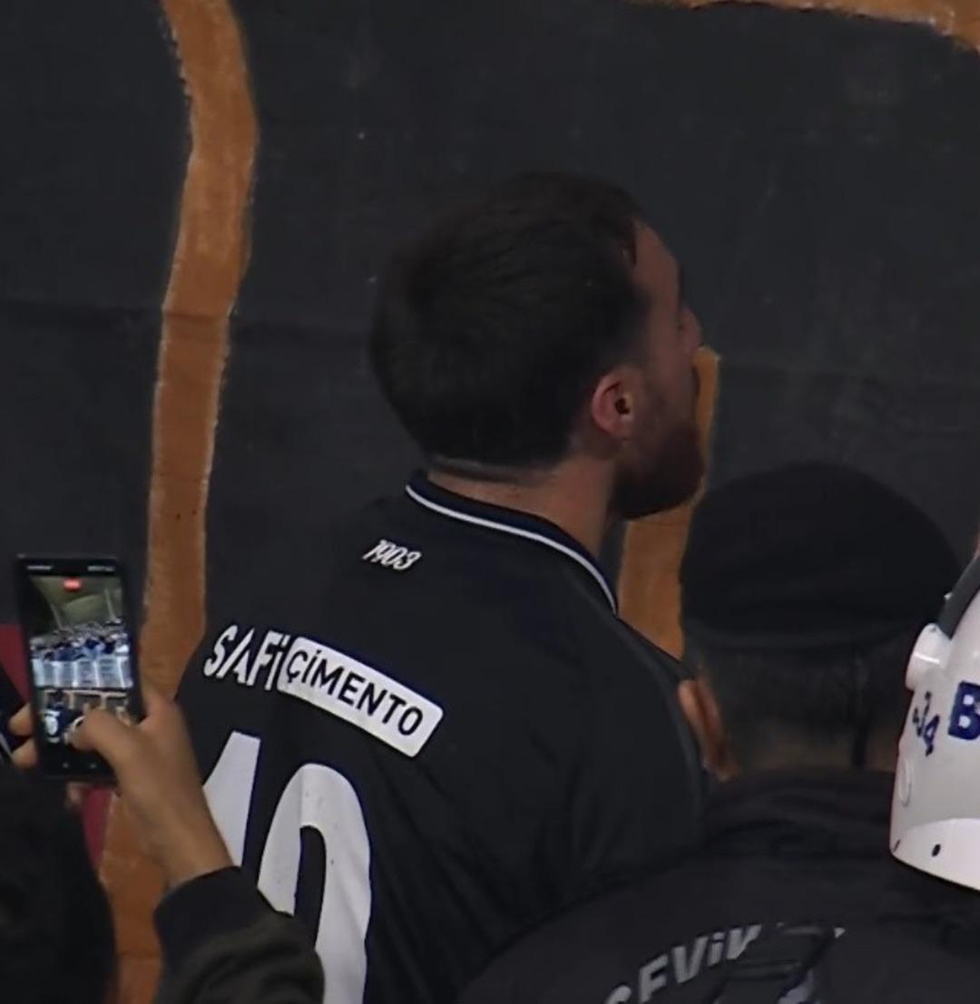 Beşiktaş'ın Kasımpaşa beraberliği kaosa neden oldu! Tepki Sergen Yalçın ve takım kaptanı Orkun Kökçü'ye ulaştı! Yalçın tribüne çıktı... 3